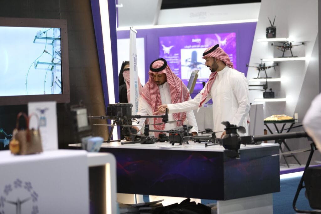 زوار المعرض السعودي للدرون يناقشون حلول الطائرات بدون طيار